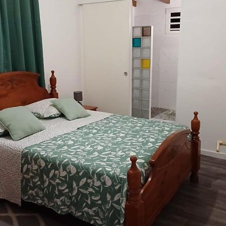 Apartament Chez Lucile Et Gilbert Bouillante Zewnętrze zdjęcie